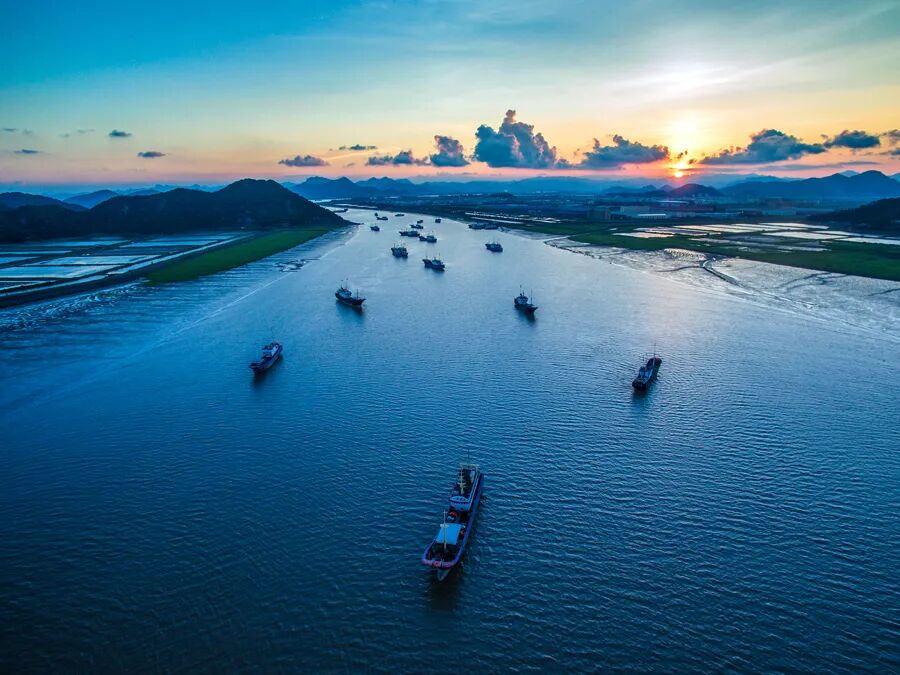 赵安炉《清晨三门湾》.jpg
