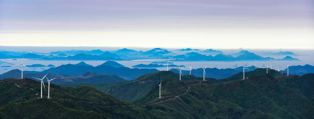 《山海三门》——巍巍湫水山，风车转动，山海风光一望无际。林利军 摄.jpg