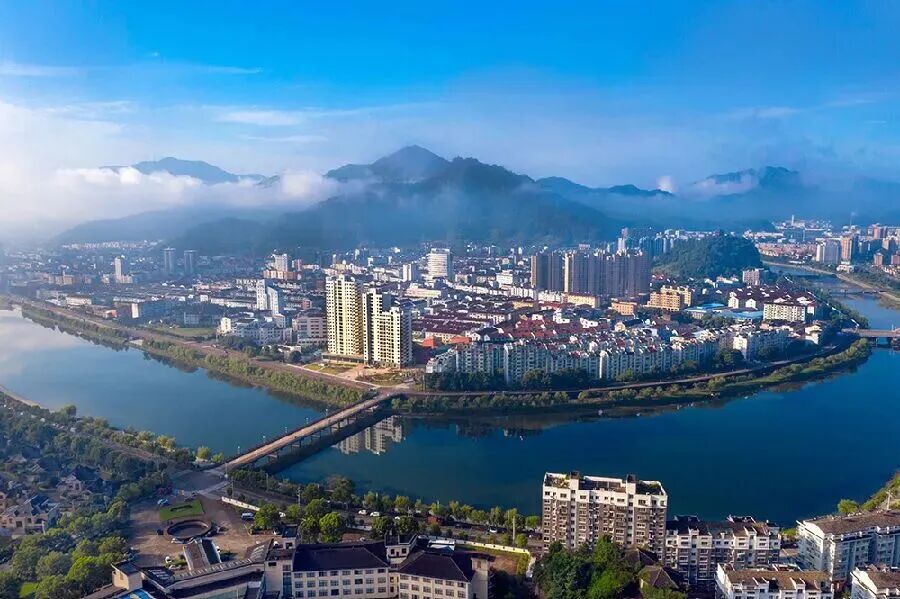 青山绿水绕山城 李敏 摄.jpg
