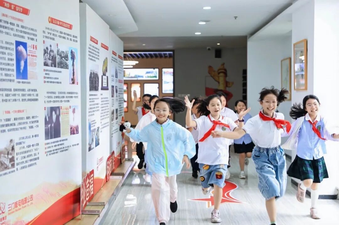 核科普展览落地校园.jpg