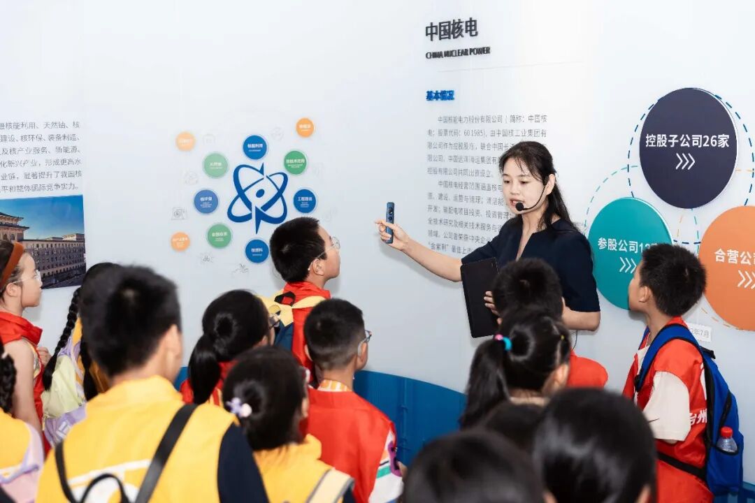 公众科普展厅讲解员为参观学生讲解.jpg